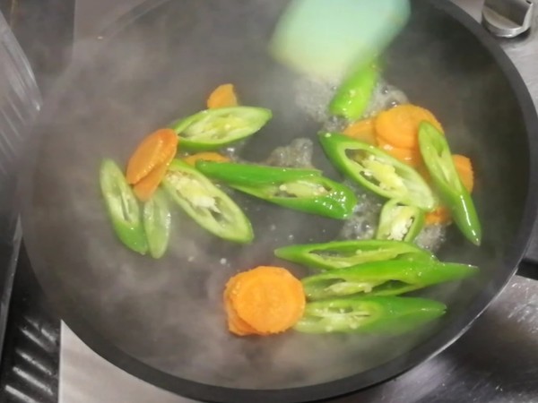 青椒炒豬心的做法-家常味炒菜譜-易網(wǎng)健康養(yǎng)生網(wǎng) 青椒炒豬心的做法-家常味炒菜譜