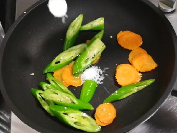 青椒炒豬心的做法-家常味炒菜譜-易網(wǎng)健康養(yǎng)生網(wǎng) 青椒炒豬心的做法-家常味炒菜譜