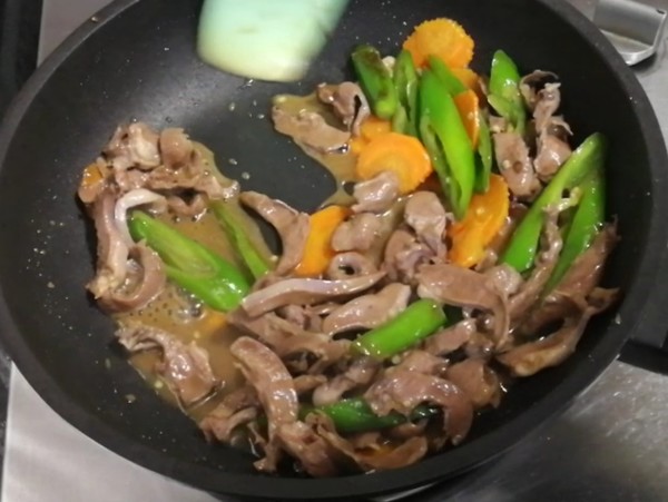 青椒炒豬心的做法-家常味炒菜譜-易網(wǎng)健康養(yǎng)生網(wǎng) 青椒炒豬心的做法-家常味炒菜譜