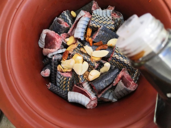 火腿肉燉烏梢蛇的做法-咸鮮味燉菜譜-易網健康養生網 火腿肉燉烏梢蛇的做法-咸鮮味燉菜譜