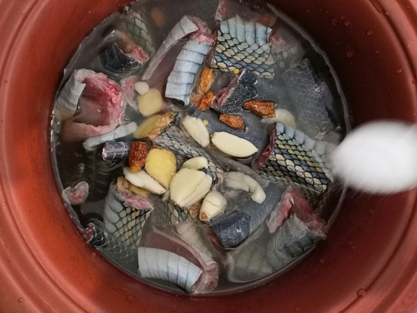 火腿肉燉烏梢蛇的做法-咸鮮味燉菜譜-易網健康養生網 火腿肉燉烏梢蛇的做法-咸鮮味燉菜譜