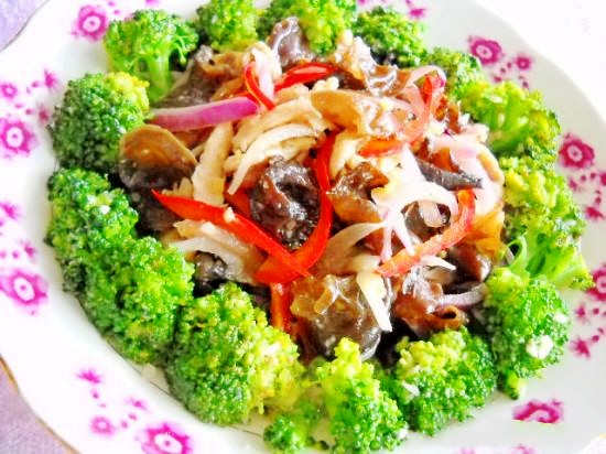 洋蔥雞絲西蘭花的做法-家常味炒菜譜-易網健康養生網 洋蔥雞絲西蘭花的做法-家常味炒菜譜