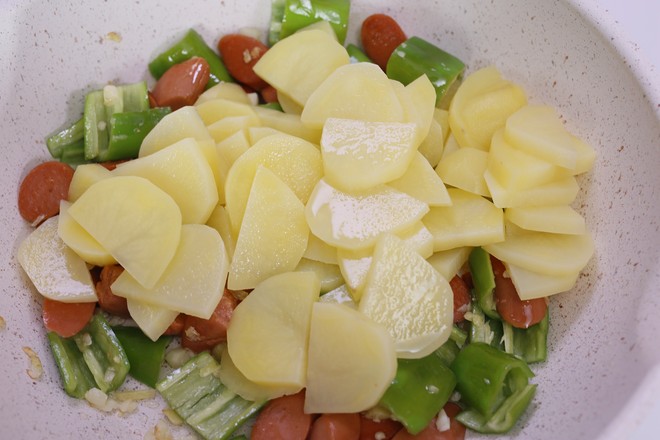 家常炒土豆片的做法-香辣味炒菜譜-易網(wǎng)健康養(yǎng)生網(wǎng) 家常炒土豆片的做法-香辣味炒菜譜