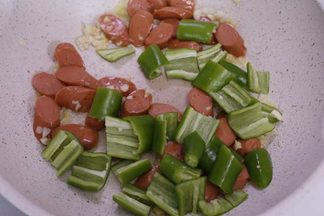 家常炒土豆片的做法-香辣味炒菜譜-易網(wǎng)健康養(yǎng)生網(wǎng) 家常炒土豆片的做法-香辣味炒菜譜