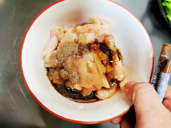 雞胸肉炒芹菜的做法-家常味炒菜譜-易網(wǎng)健康養(yǎng)生網(wǎng) 雞胸肉炒芹菜的做法-家常味炒菜譜