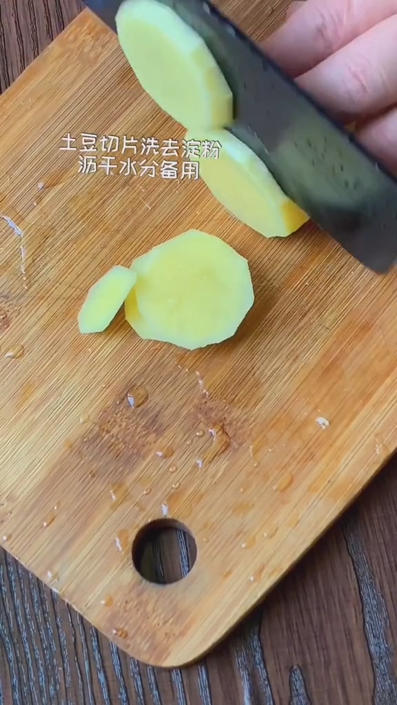 干鍋土豆片的做法-咸鮮味炒菜譜-易網<a href=http://m.logojc.com/ target=_blank class=infotextkey>健康養生</a>網 干鍋土豆片的做法-咸鮮味炒菜譜