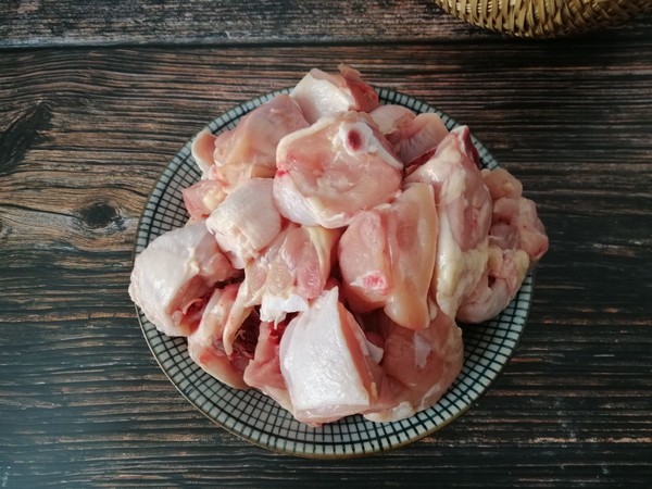 芋頭燒雞塊的做法-家常味燉菜譜-易網(wǎng)<a href=http://m.logojc.com/ target=_blank class=infotextkey>健康養(yǎng)生</a>網(wǎng) 芋頭燒雞塊的做法-家常味燉菜譜