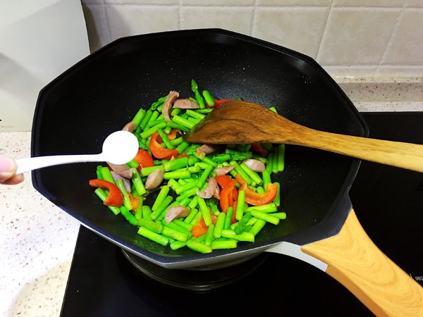 蘆筍香腸的做法-家常味炒菜譜