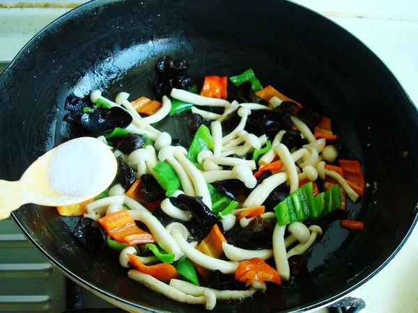 白玉菇木耳炒雞蛋的做法-咸鮮味炒菜譜