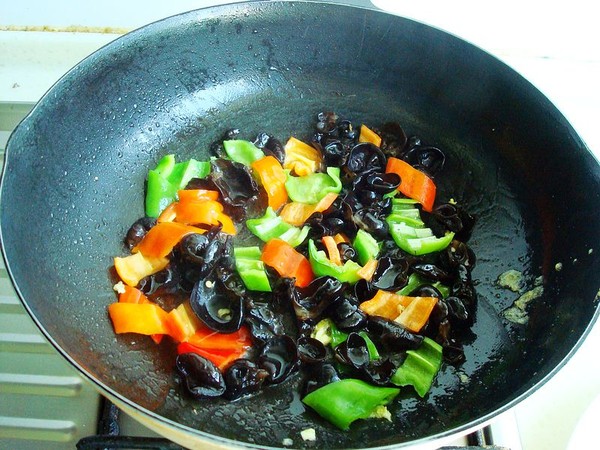 白玉菇木耳炒雞蛋的做法-咸鮮味炒菜譜