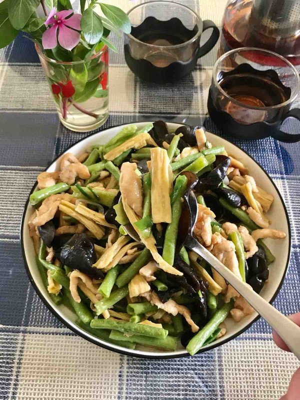 腐竹木耳炒雞肉的做法-咸鮮味炒菜譜-易網健康養生網 腐竹木耳炒雞肉的做法-咸鮮味炒菜譜