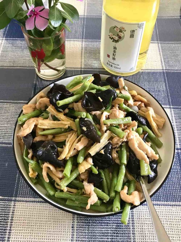 腐竹木耳炒雞肉的做法-咸鮮味炒菜譜-易網健康養生網 腐竹木耳炒雞肉的做法-咸鮮味炒菜譜