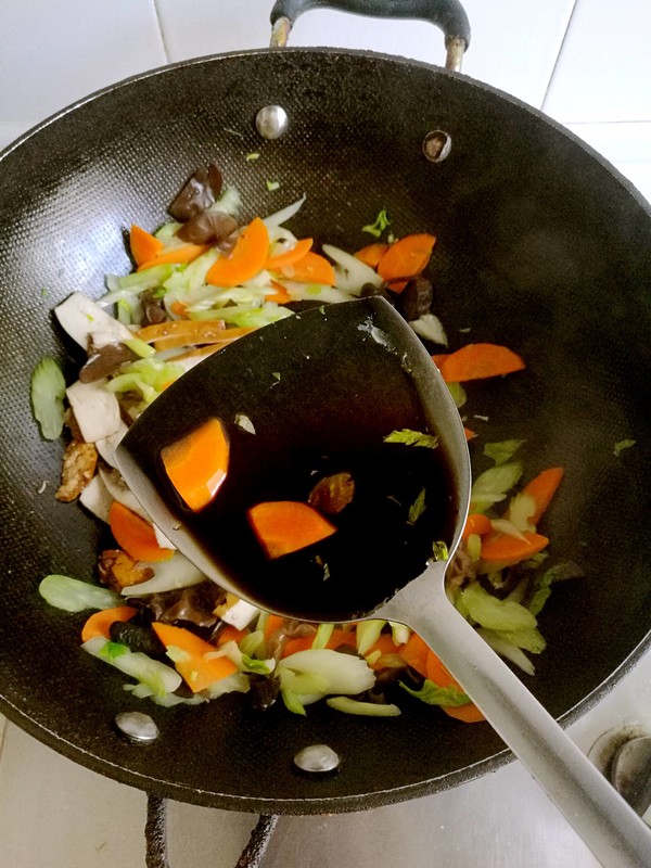 胡蘿卜炒黑木耳的做法-家常味炒菜譜-易網健康養生網 胡蘿卜炒黑木耳的做法-家常味炒菜譜