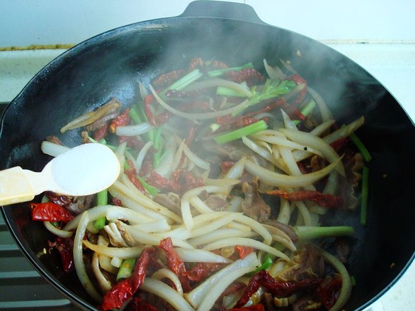 辣皮子滾牛腸的做法-香辣味炒菜譜-易網健康養生網 辣皮子滾牛腸的做法-香辣味炒菜譜