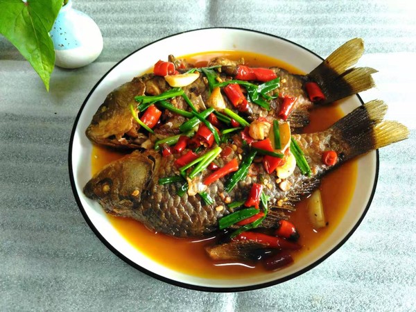 蔥燒鯽魚的做法-香辣味燒菜譜-易網健康養生網 蔥燒鯽魚的做法-香辣味燒菜譜