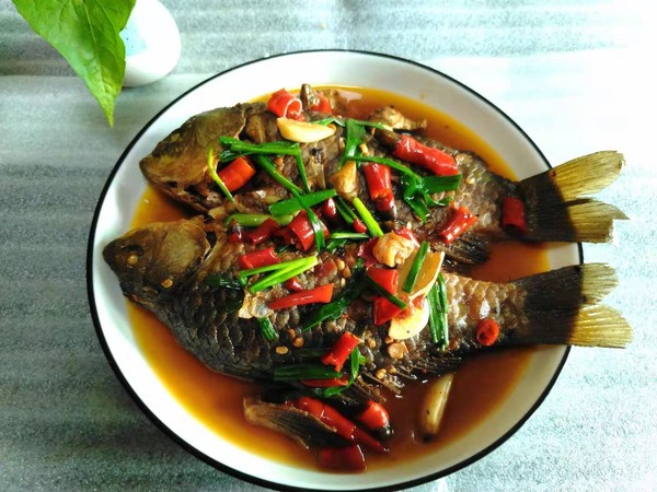 蔥燒鯽魚的做法-香辣味燒菜譜-易網健康養生網 蔥燒鯽魚的做法-香辣味燒菜譜