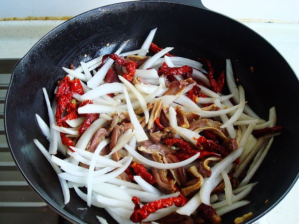 辣皮子滾牛腸的做法-香辣味炒菜譜-易網健康養生網 辣皮子滾牛腸的做法-香辣味炒菜譜