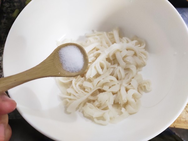 西芹涼拌牛百葉的做法-家常味拌菜譜-易網健康養生網 西芹涼拌牛百葉的做法-家常味拌菜譜