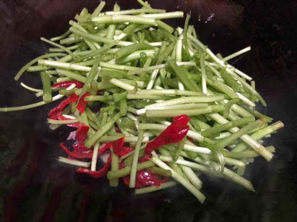 蘆蒿炒肉絲的做法-家常味炒菜譜-易網健康養生網 蘆蒿炒肉絲的做法-家常味炒菜譜