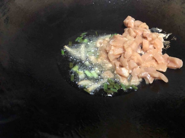 炒雞丁的做法-家常味炒菜譜-易網健康養生網 炒雞丁的做法-家常味炒菜譜