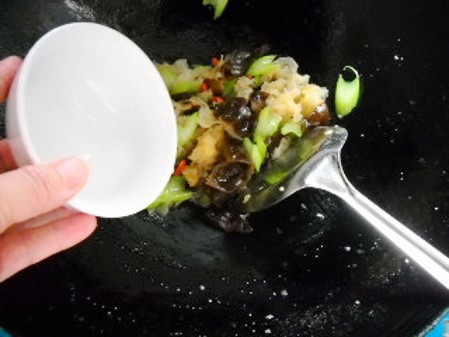 銀耳西芹枸杞子的做法-家常味炒菜譜