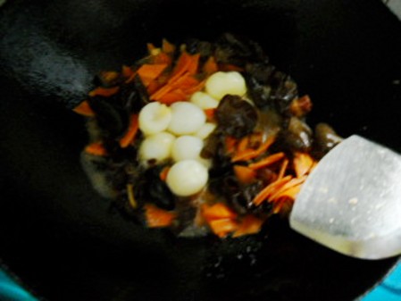 木耳燒鴿蛋的做法-家常味燒菜譜-易網(wǎng)健康養(yǎng)生網(wǎng) 木耳燒鴿蛋的做法-家常味燒菜譜