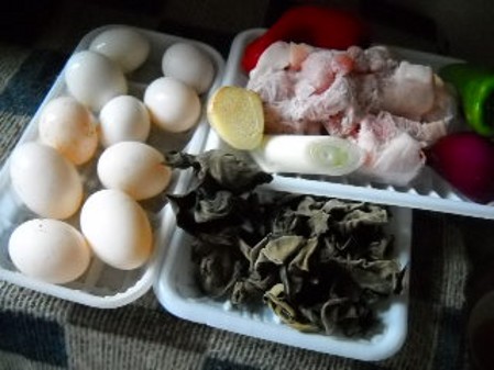 木耳燒鴿蛋的做法-家常味燒菜譜-易網(wǎng)<a href=http://m.logojc.com/ target=_blank class=infotextkey>健康養(yǎng)生</a>網(wǎng) 木耳燒鴿蛋的做法-家常味燒菜譜