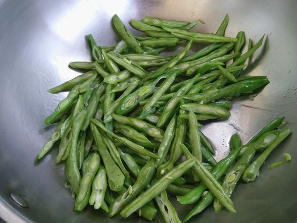 香菇豆角絲的做法-家常味炒菜譜-易網健康養生網 香菇豆角絲的做法-家常味炒菜譜
