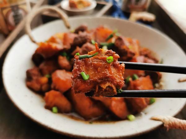 土豆燒排骨的做法-家常味燒菜譜-易網健康養生網 土豆燒排骨的做法-家常味燒菜譜