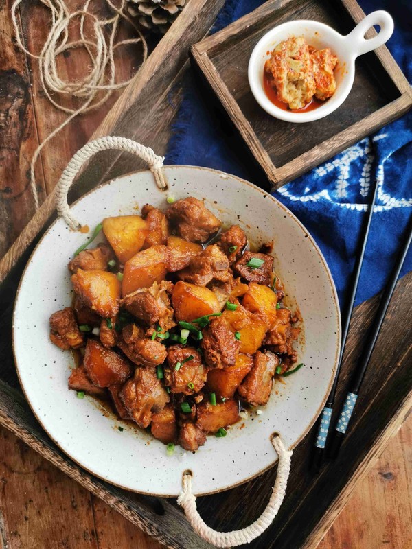 土豆燒排骨的做法-家常味燒菜譜-易網健康養生網 土豆燒排骨的做法-家常味燒菜譜