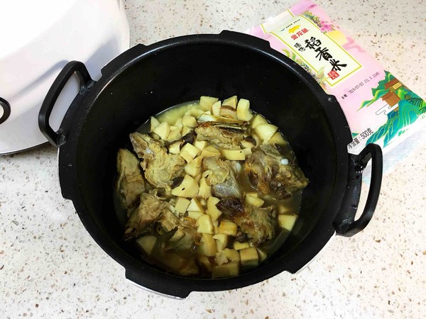 杏鮑菇排骨燜飯的做法-家常味燜菜譜-易網健康養生網 杏鮑菇排骨燜飯的做法-家常味燜菜譜