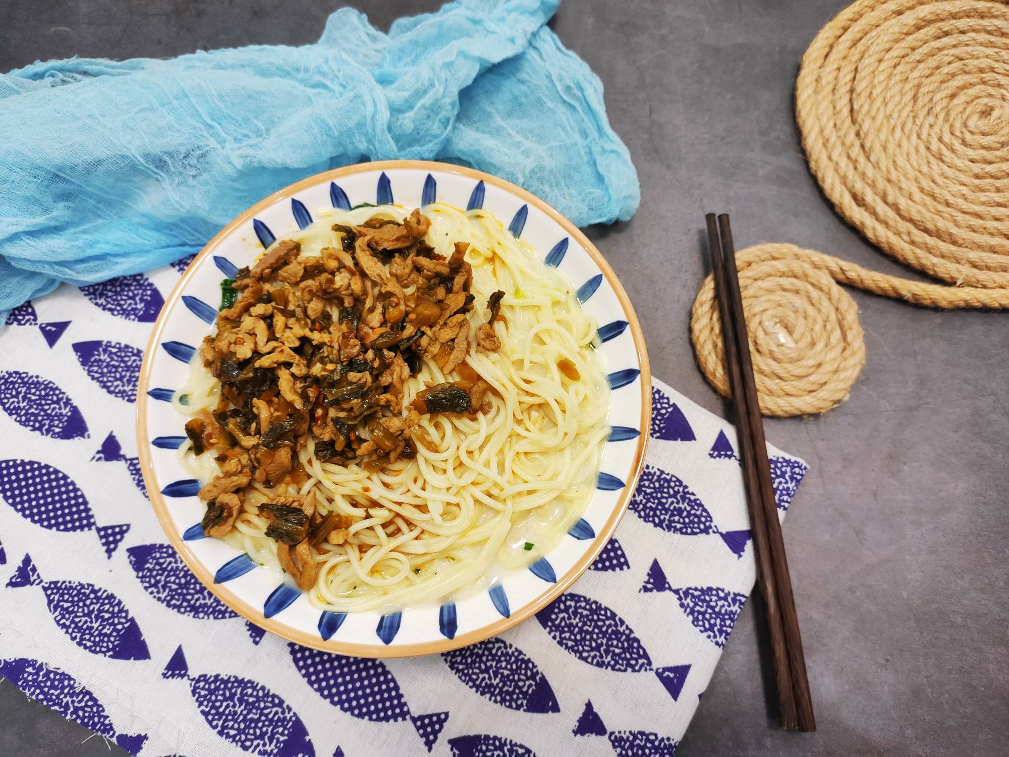 酸菜肉絲面的做法-家常味煮菜譜-易網健康養生網 酸菜肉絲面的做法-家常味煮菜譜