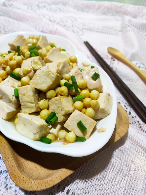 雞頭米燒豆腐的做法-家常味炒菜譜-易網(wǎng)健康養(yǎng)生網(wǎng) 雞頭米燒豆腐的做法-家常味炒菜譜