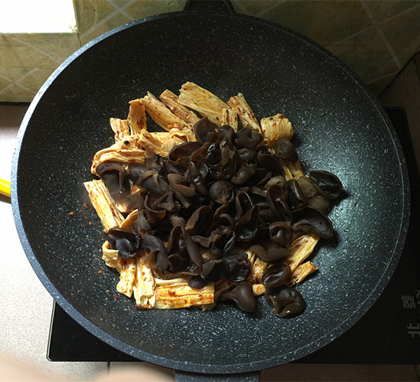黑木耳炒腐竹的做法-香辣味炒菜譜