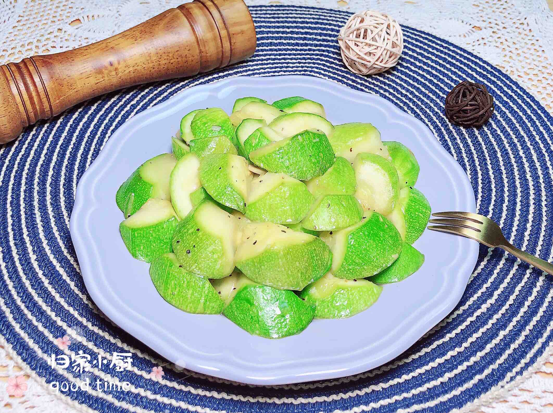 黃油黑椒西葫蘆(快手菜)的做法-黑椒味炒菜譜-易網健康養生網 黃油黑椒西葫蘆(快手菜)的做法-黑椒味炒菜譜