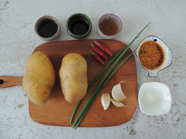 涼拌土豆片的做法-家常味拌菜譜-易網(wǎng)<a href=http://m.logojc.com/ target=_blank class=infotextkey>健康養(yǎng)生</a>網(wǎng) 涼拌土豆片的做法-家常味拌菜譜