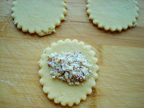 炸油角的做法-甜味炸菜譜-易網健康養生網 炸油角的做法-甜味炸菜譜