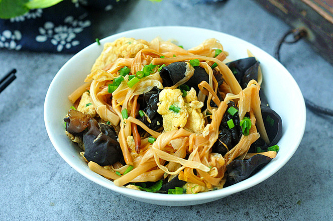 黃花木耳炒蛋的做法-家常味炒菜譜-易網(wǎng)健康養(yǎng)生網(wǎng) 黃花木耳炒蛋的做法-家常味炒菜譜