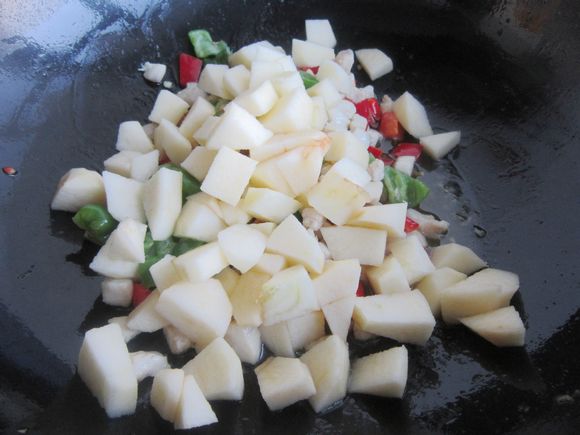 雙椒蘋果炒雞丁的做法-家常味炒菜譜-易網健康養生網 雙椒蘋果炒雞丁的做法-家常味炒菜譜