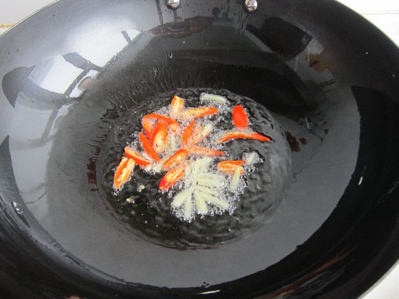 酸菜炒肉皮的做法-酸辣味炒菜譜-易網健康養生網 酸菜炒肉皮的做法-酸辣味炒菜譜