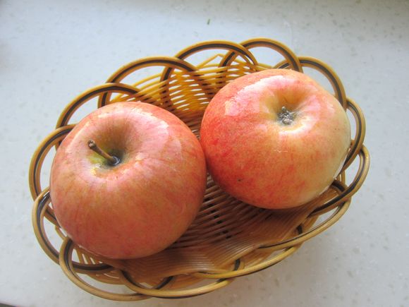 雙椒蘋果炒雞丁的做法-家常味炒菜譜-易網<a href=http://m.logojc.com/ target=_blank class=infotextkey>健康養生</a>網 雙椒蘋果炒雞丁的做法-家常味炒菜譜