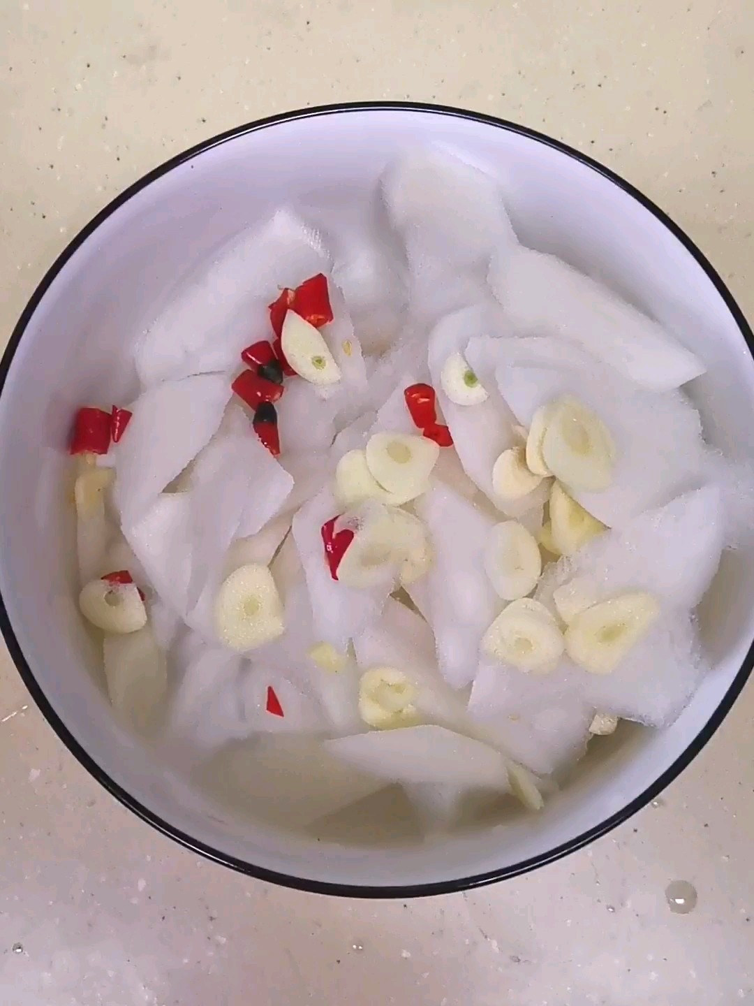 開胃拌蘿卜的做法-咸鮮味拌菜譜-易網(wǎng)<a href=http://m.logojc.com/ target=_blank class=infotextkey>健康養(yǎng)生</a>網(wǎng) 開胃拌蘿卜的做法-咸鮮味拌菜譜