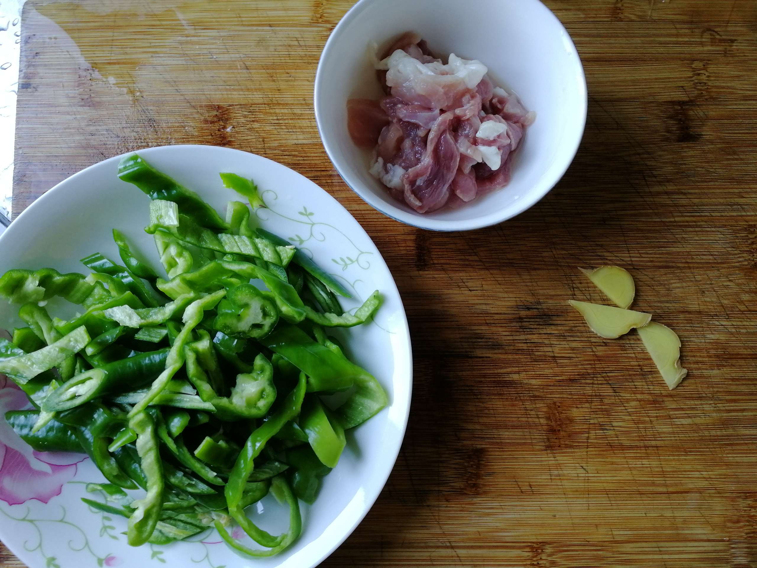 青椒炒肉絲的做法-咸鮮味炒菜譜-易網(wǎng)<a href=http://m.logojc.com/ target=_blank class=infotextkey>健康養(yǎng)生</a>網(wǎng) 青椒炒肉絲的做法-咸鮮味炒菜譜