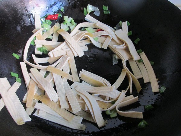 芹菜炒豆皮的做法-家常味炒菜譜