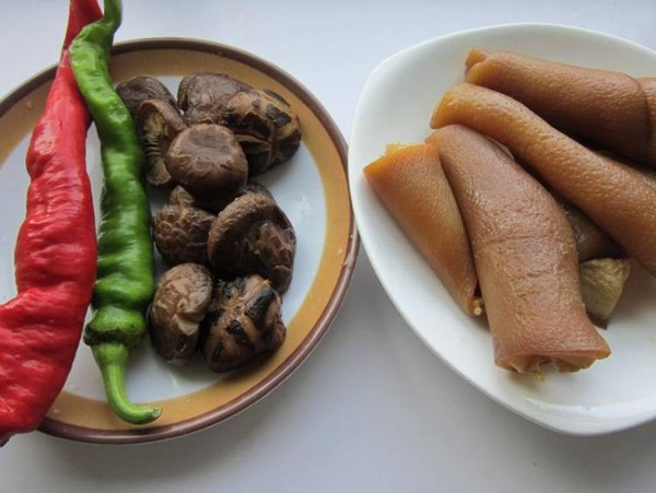 香菇炒肉皮的做法-家常味炒菜譜-易網(wǎng)<a href=http://m.logojc.com/ target=_blank class=infotextkey>健康養(yǎng)生</a>網(wǎng) 香菇炒肉皮的做法-家常味炒菜譜