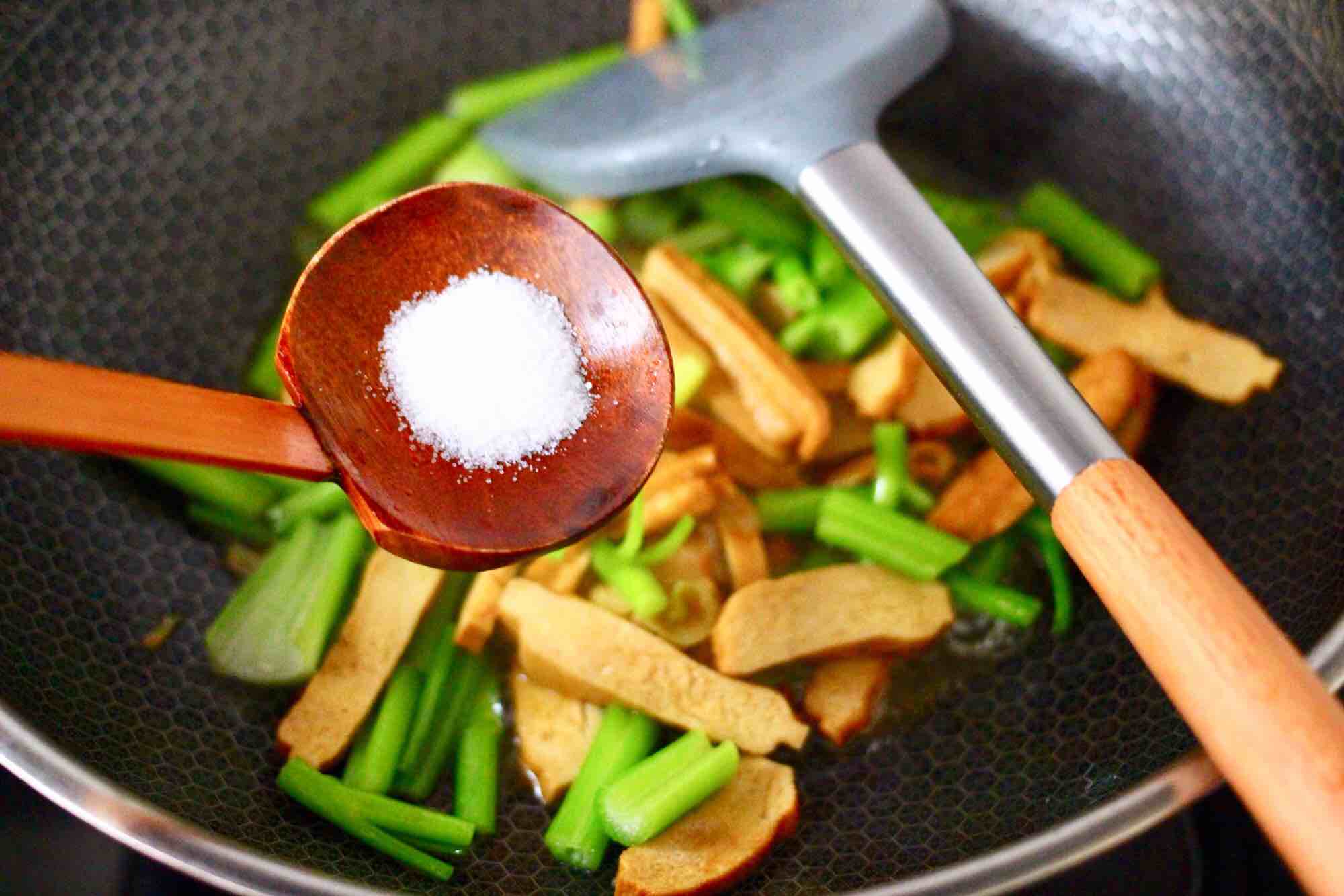 墨魚香干芹菜小炒的做法-咸鮮味炒菜譜