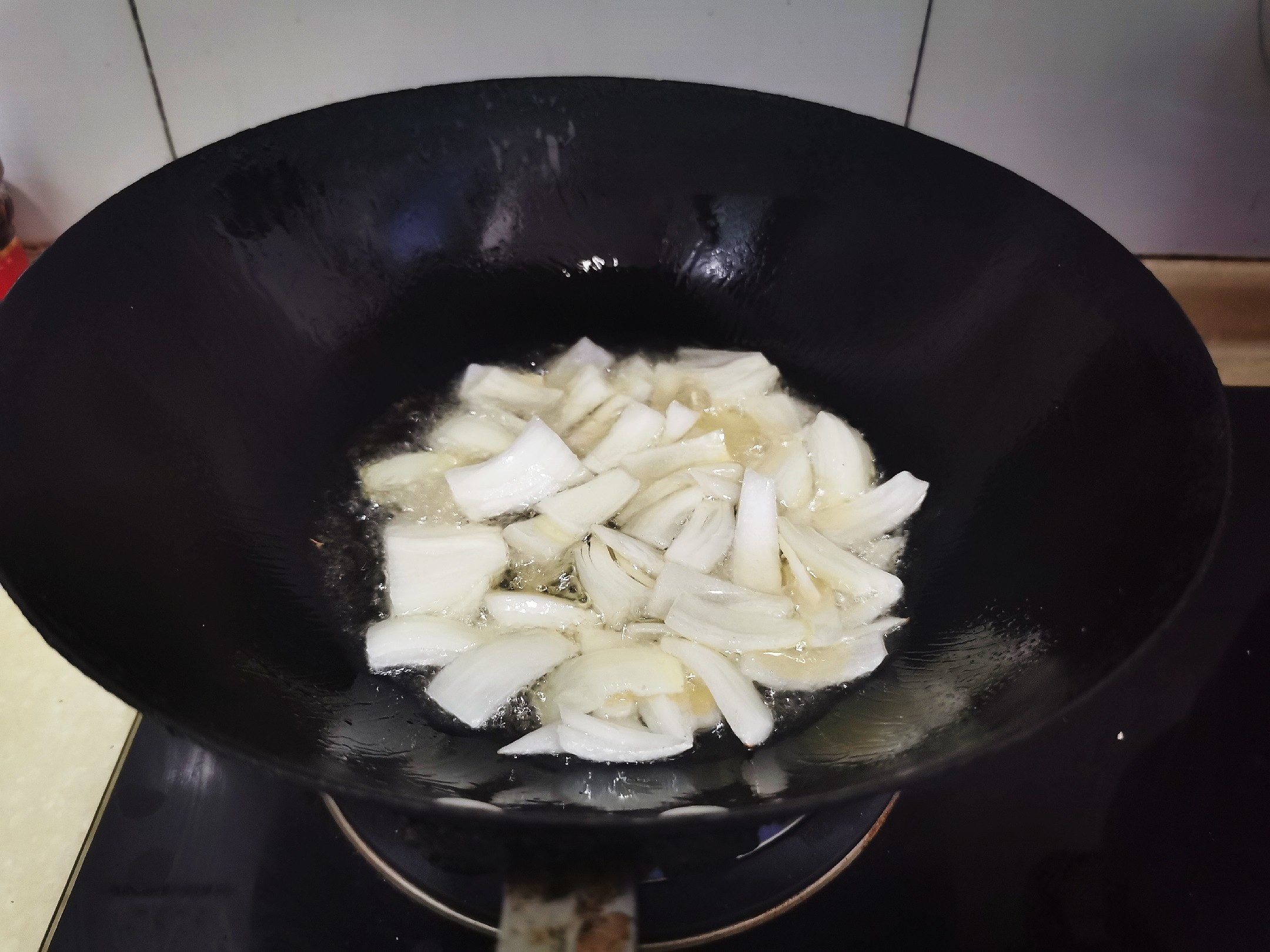 蘑菇炒西蘭花的做法-家常味炒菜譜-易網健康養生網 蘑菇炒西蘭花的做法-家常味炒菜譜