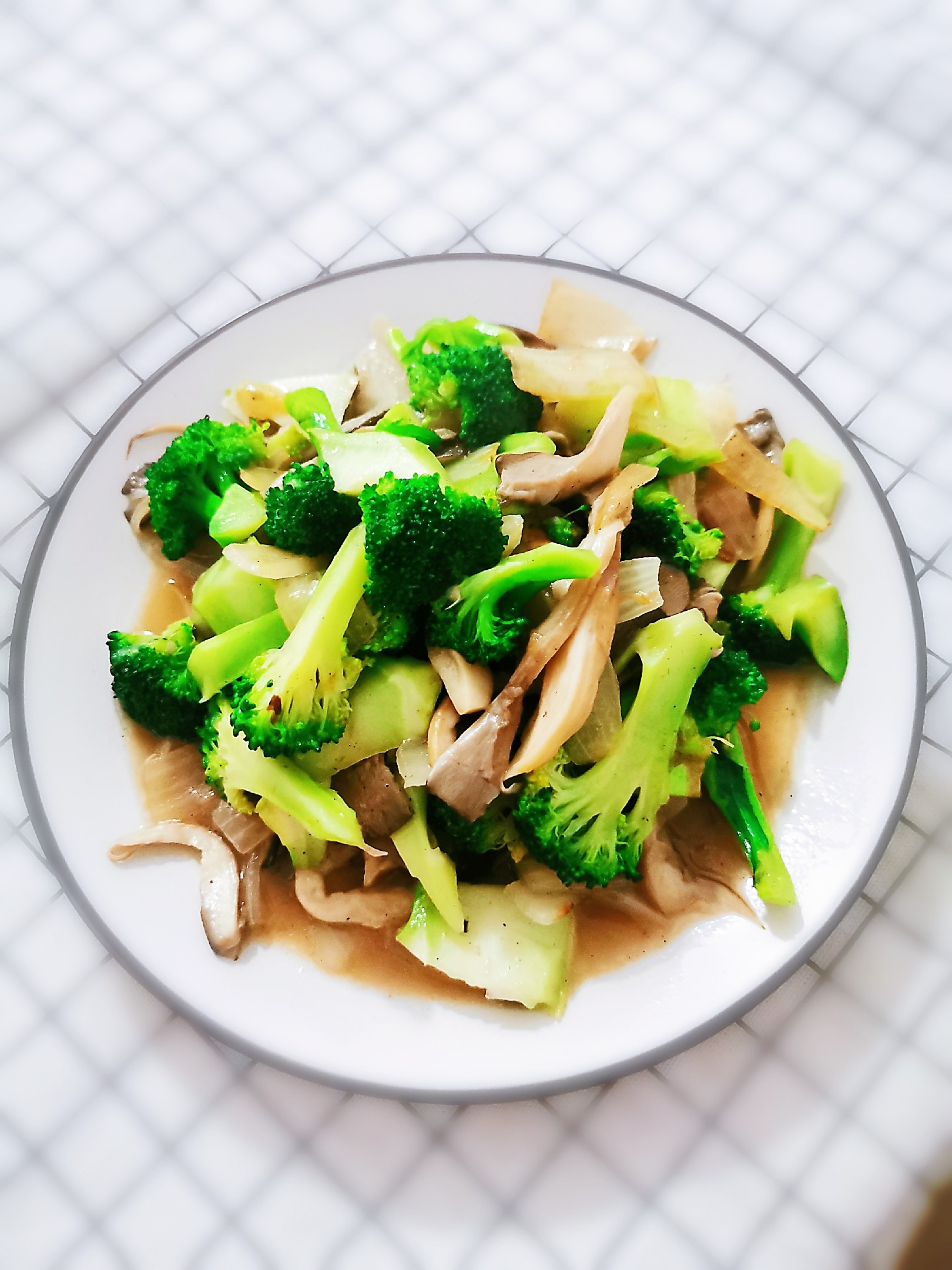 蘑菇炒西蘭花的做法-家常味炒菜譜-易網健康養生網 蘑菇炒西蘭花的做法-家常味炒菜譜