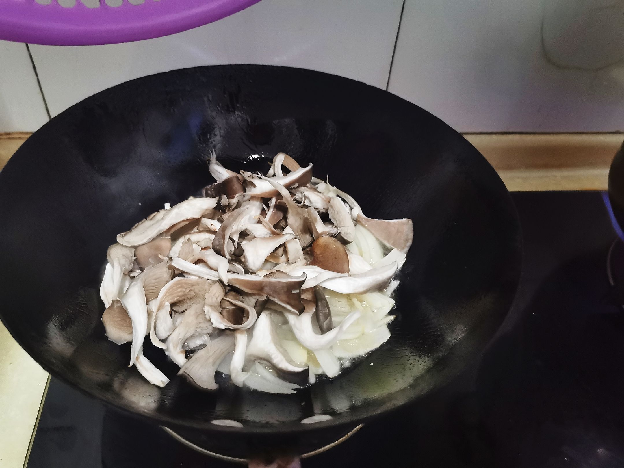 蘑菇炒西蘭花的做法-家常味炒菜譜-易網健康養生網 蘑菇炒西蘭花的做法-家常味炒菜譜