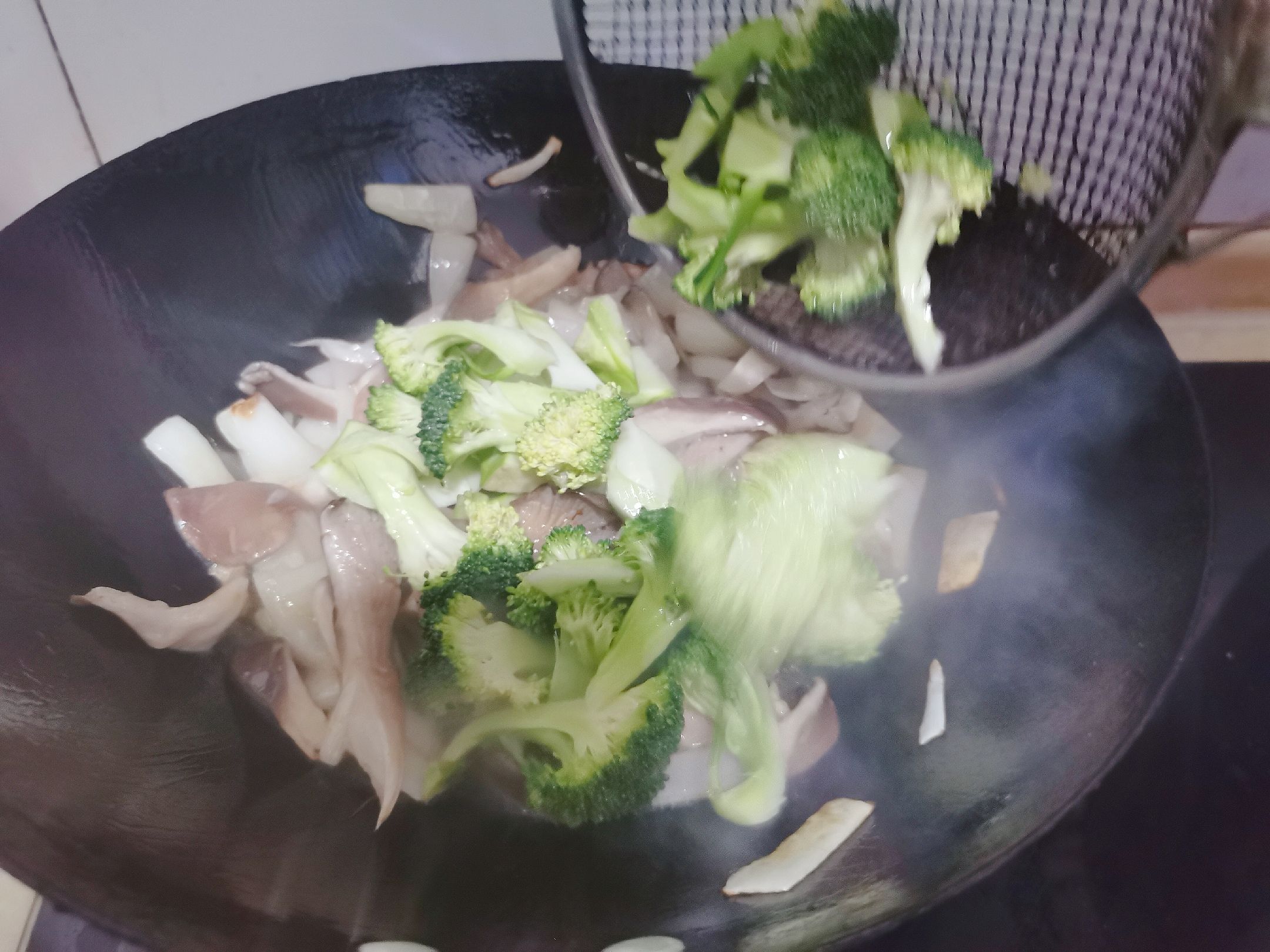 蘑菇炒西蘭花的做法-家常味炒菜譜-易網健康養生網 蘑菇炒西蘭花的做法-家常味炒菜譜